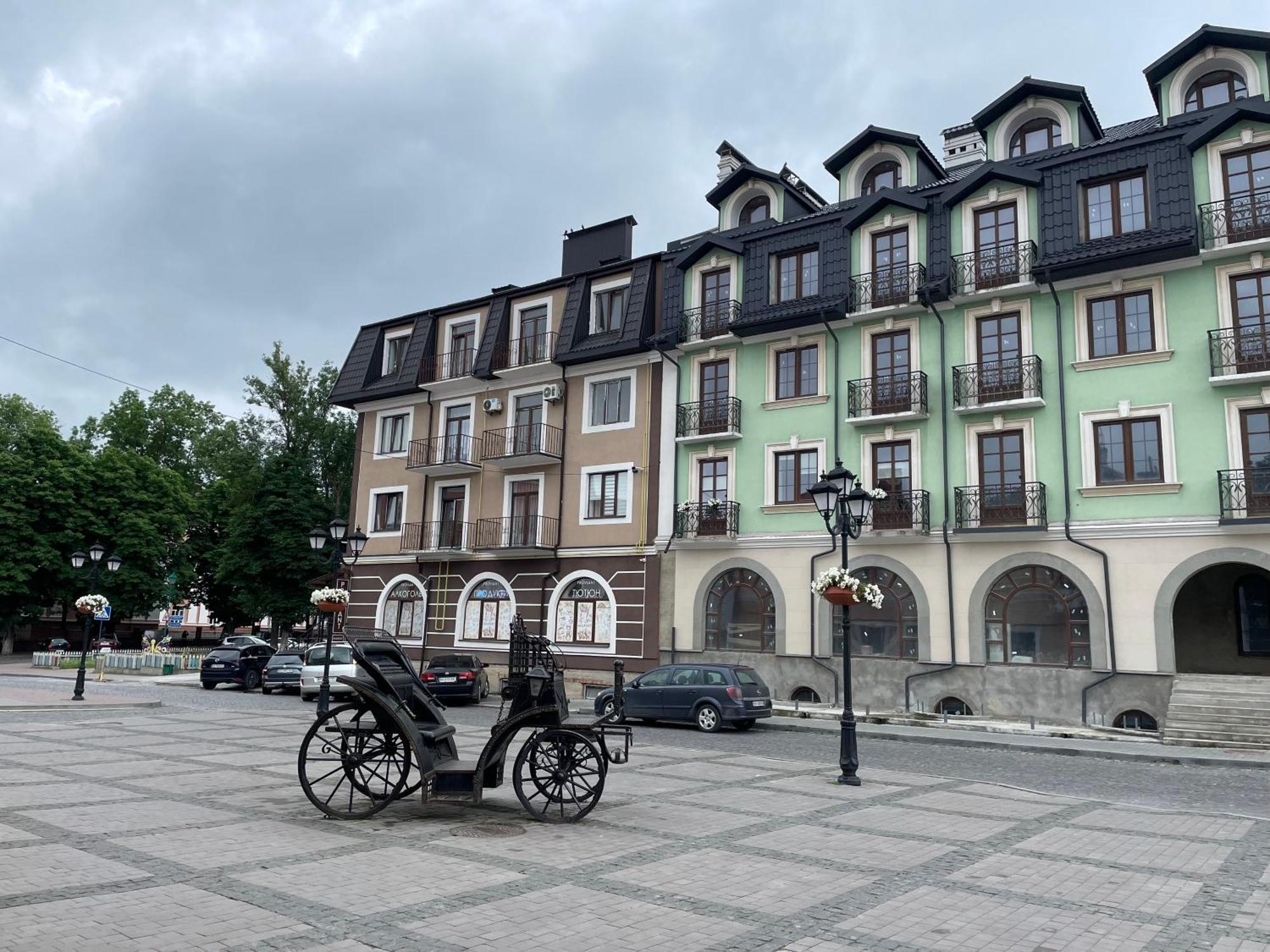 «Гори́Ще На Площі Польський Ринок» Lägenhet Kamjanets-Podilskyj Exteriör bild